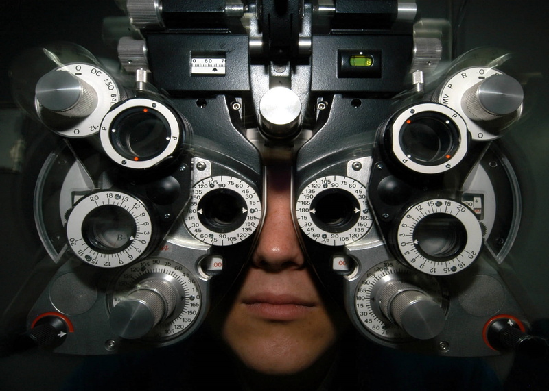 adult, front view, instrument of measurement, technology, gray, exam, headshot, eyesight, one person, white, 1080P, indoors, one man only, human eye, adults only