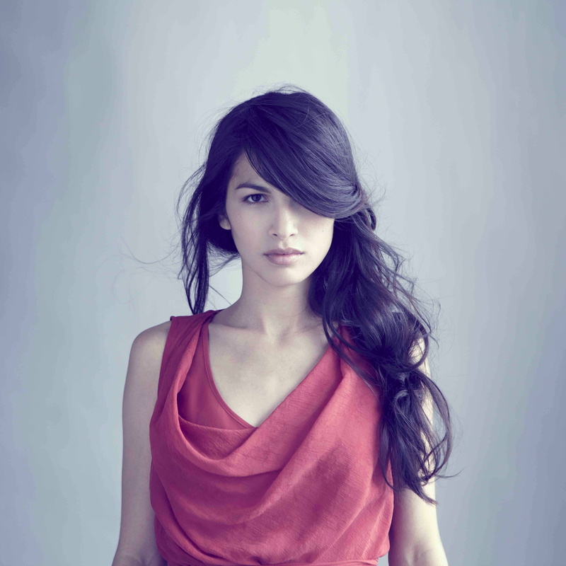 4K, actress, looking at viewer, brunette, simple background, women, Elodie Yung
