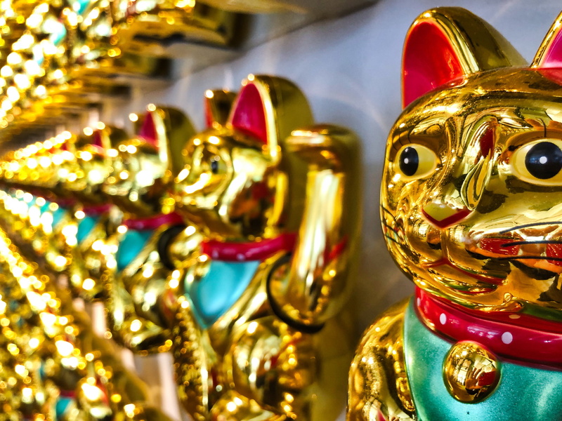 lucky cat, multi colored, sculpture, shiny, art and craft, manekineko, maneki neko, waving cat, amusement park ride, arts culture and entertainment, gold