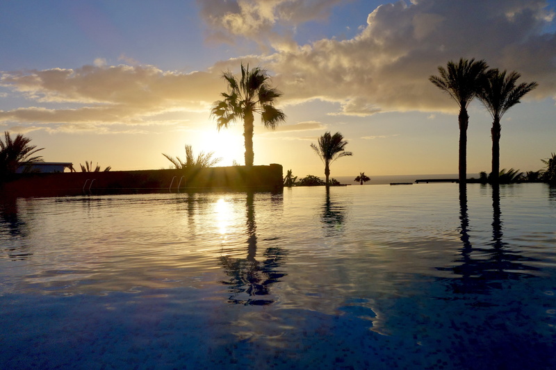 tropical climate, silhouette, palm trees, outdoors, wet, no people, swimming pool, refresh, blue, beauty in nature, azur, waterfront, fuerteventura, cloud - sky