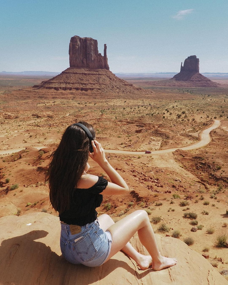 photography, dirt road, Noel Alvarenga, women outdoors, landscape, model, sand, black clothing, women, mountains, headphones, looking into the distance