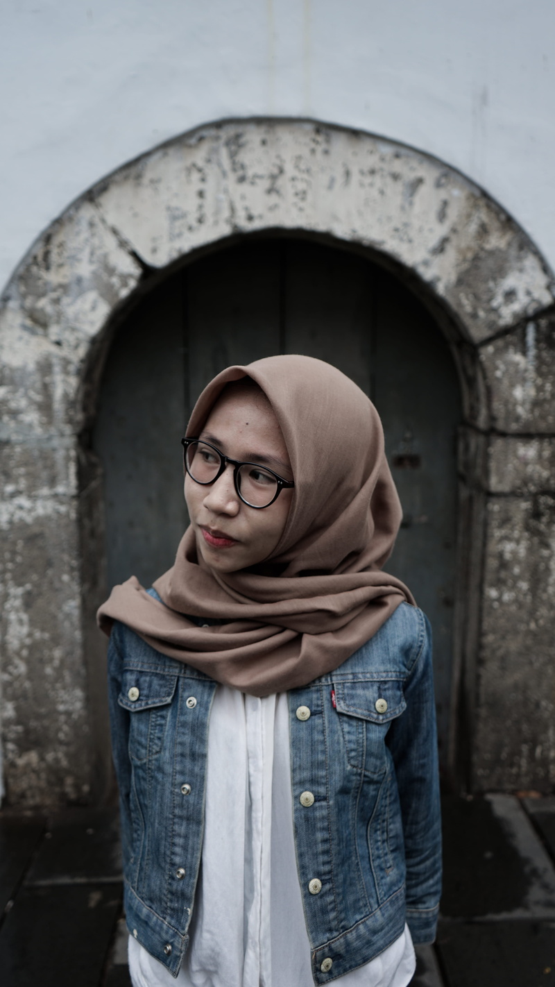 smiling, hood - Clothing, religion, lady, religious Veil, one Woman Only, one Person, serious, ootd, women, real People, urban Scene, portrait, wearing