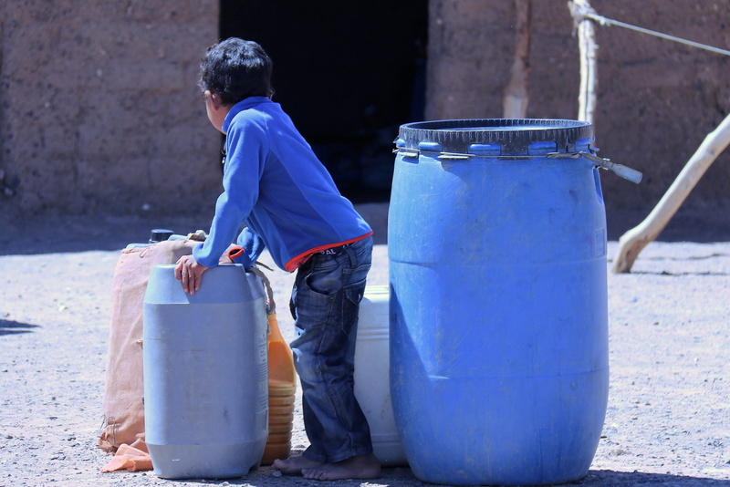 garbage bin, child, need, desert, boy, water, one person, men, standing, poor boy, jerry, container, childhood, casual clothing, sol, 2K, offspring, boys