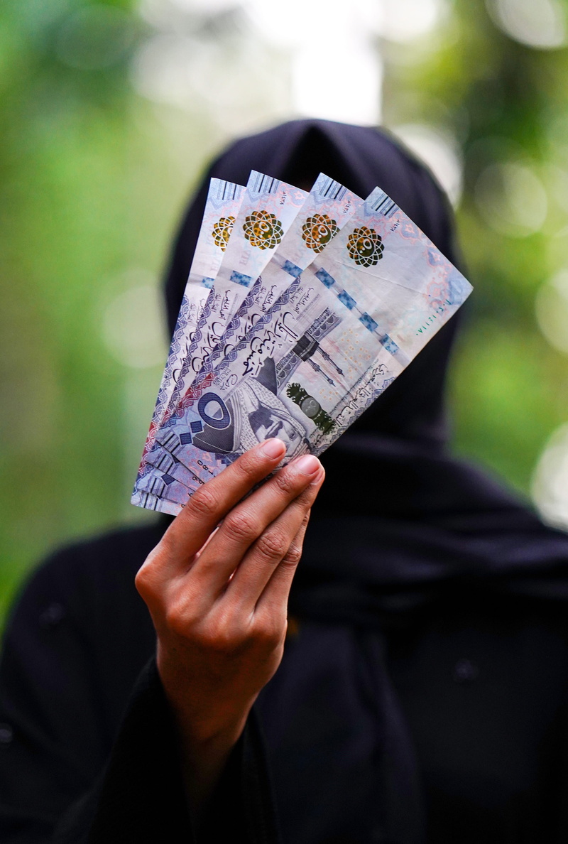 paper currency, wealth, real people, focus on foreground, midsection, finger, holding, financial bill, human hand, islam, one person, selective focus, corporate business