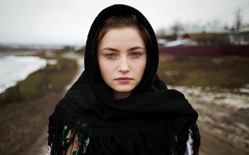 lifestyles, beautiful woman, women, one person, scarf, headshot, portrait, water, young women, nature, hairstyle, young adult, focus on foreground, face