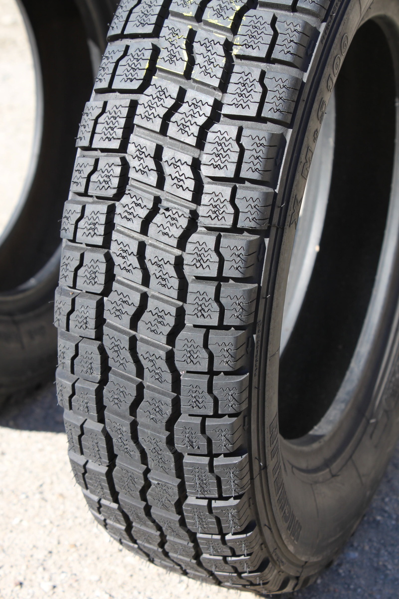 cars, land vehicle, car parts, stationary, rubber, close-up, tires, wheel, shoe, vehicle part, transportation, low section, black, pattern, michelin, parking