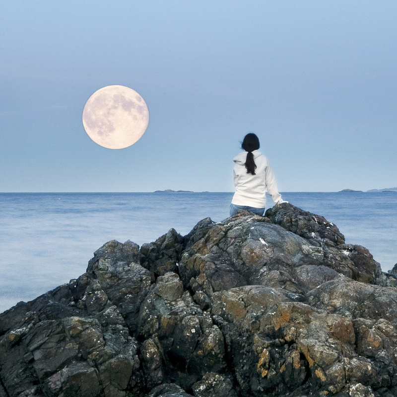facing, viewing, towards, sky, white, nature, formation, sea, leisure activity, 1080P, one person, top, rock, one woman only, casual clothing, rock - object