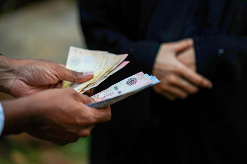 currency, two people, indoors, exchanging, economy, 5K, hand, midsection, business, men, persian gulf countries, holding, wealth, focus on foreground