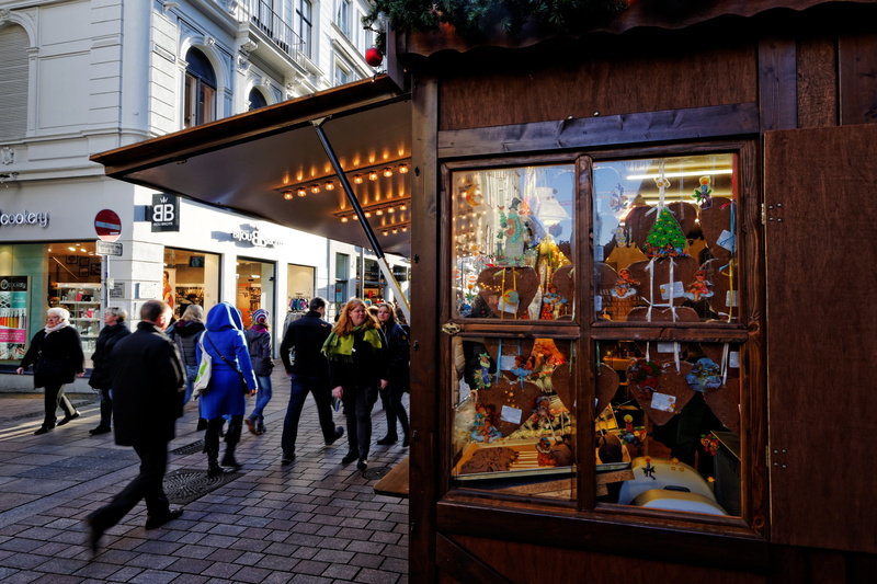 hanseatic league, adult, built structure, leisure activity, outdoors, architecture, pedestrian zone, historically, communication, men, old town, store