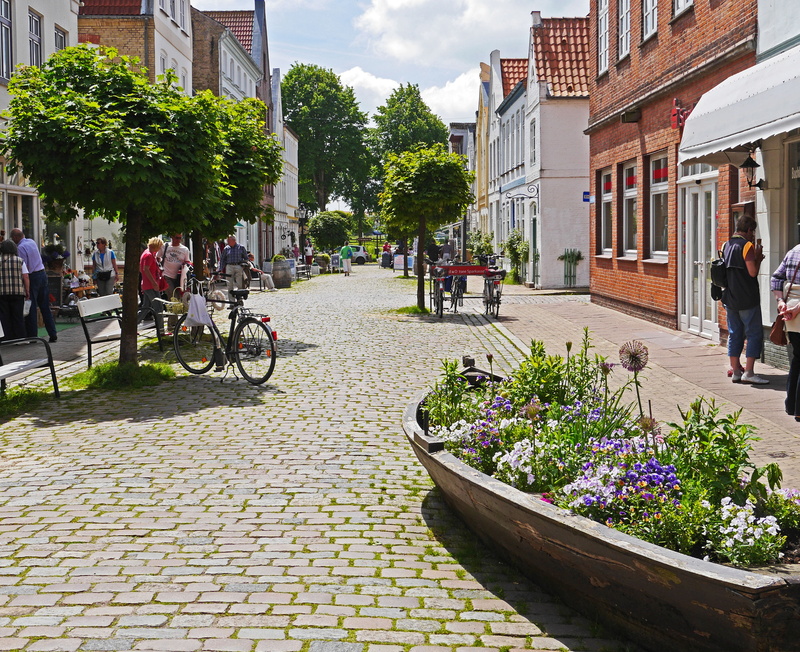 tourism, transportation, gabled houses, tourist, shopping, people, pedestrian zone, north sea, group of people, day, footpath, dutch settlement, adult