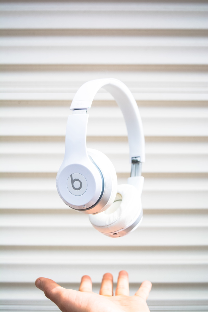 close-up, holding, air, wireless, beats, 5K, shape, day, dre, human Hand, headphones, dr, one person, white color, human limb, outdoors, safety, mid, lock