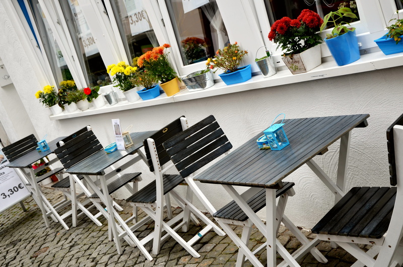 chair, no people, 4K, day, architecture, seat, shelf, dining tables, flower arrangement, Street Cafe, outside catering, flower head, bunch of flowers