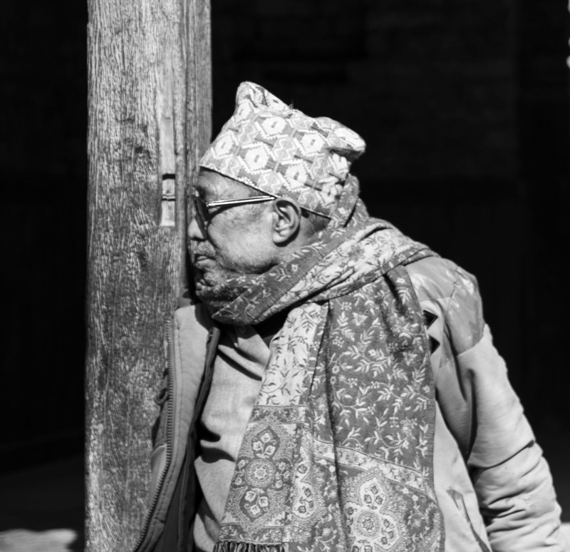 standing, focus on foreground, adult, bhaktapur, observing, looking, old, monochrome, males, lifestyles, real people, front view, blacknwhite, looking away