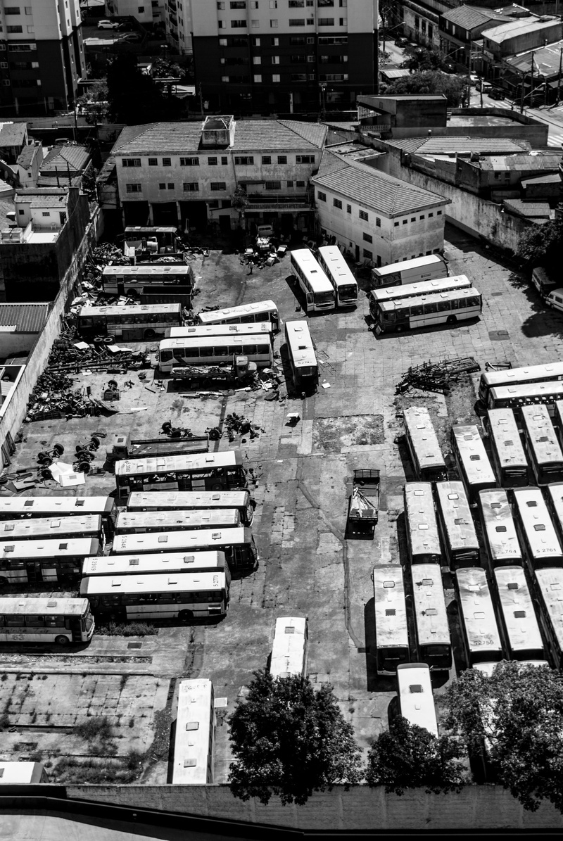 buses, blacknwhite, road, building exterior, residential district, parking, urban, vehicle, cityscape, aerial, intersection, photo, building, bandw, dark