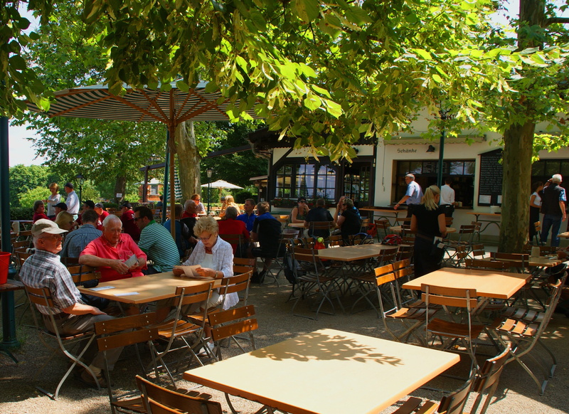 crowd, large group of people, 2K, Beer Garden, men, garden, holiday, business, food and drink, after work, dine, dining tables, group of people, travel