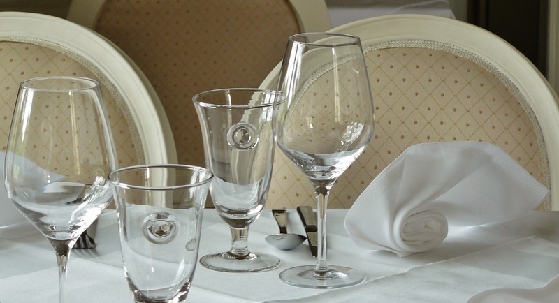 wineglass, board, plate, decoration, ambience, celebration, photo, eating out, wine, noble, seat, local, chairs, glass - material, still life, invitation