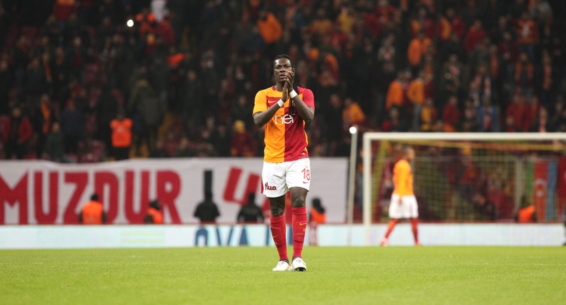 sport, match - sport, time attack series, adult, lion, day, stadium, bafetimbi gomis, scorer, kicker, soccer, yellow-red, incidental people, sportsman