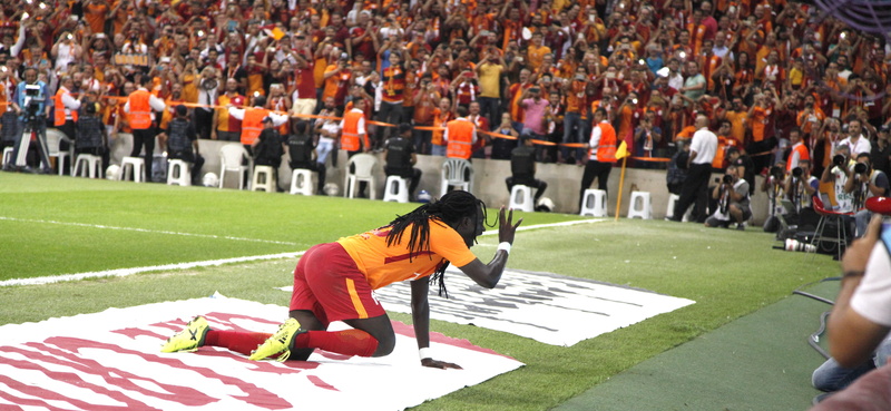 group of people, uniform, galatasaray, stadium, super league, scorer, football, incidental people, crowd, watching, competition, clothing, 5K, outdoors