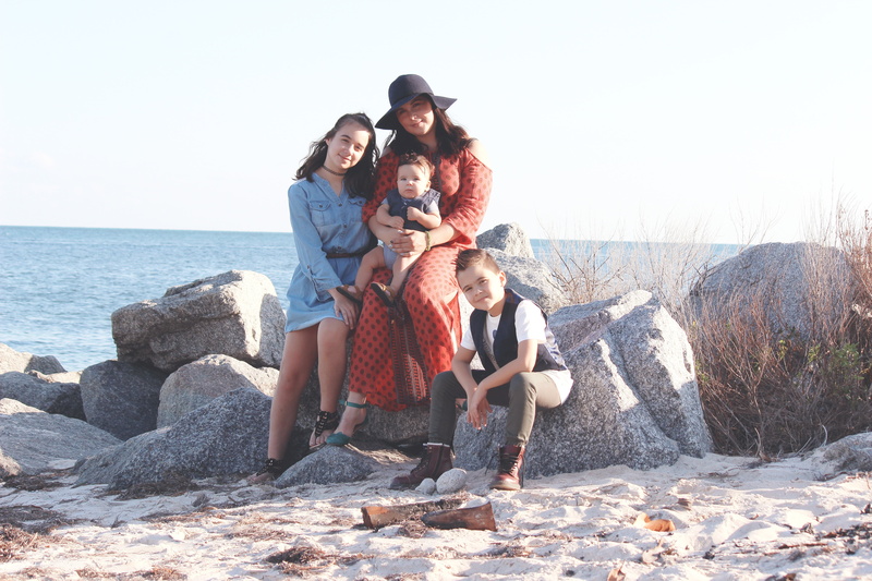 outdoors, friendship, parent, rock - object, positive emotion, familia feliz, group, groupie, child, near, smiling, beach, boy, 5K, daughter, young Adult