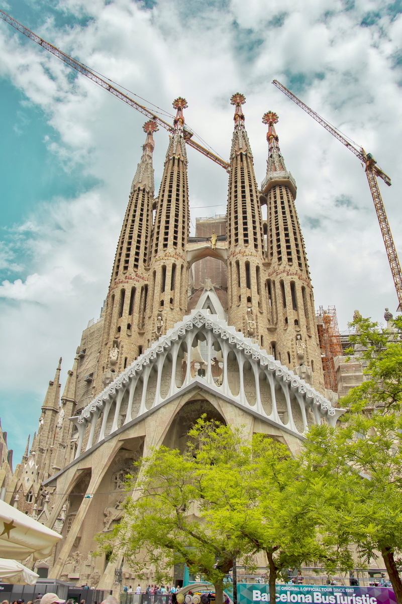 gaudì, barcelona spain, 5K, building exterior, antiquity, travel, construction, barcelona, city, holiday, outdoors, cloud - sky, color, christianity, heat