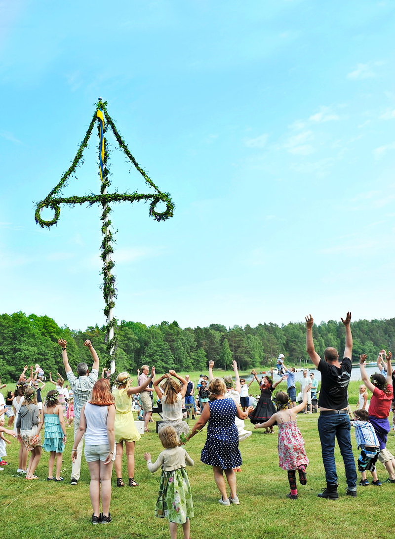arms raised, leisure activity, fest, jumps, summer, lifestyles, group of people, adult, women, bed, event, festival, land, real people, enjoyment, midsummer