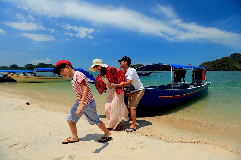 real people, group of people, blue, lifestyles, outdoors, people, beach, full length, langkawi, women, couple - relationship, pulling, mode of transportation