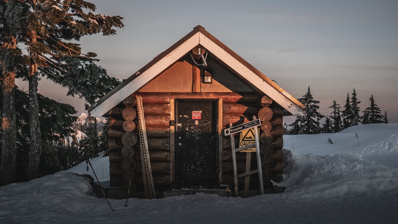 mountains, log cabin, plant, 4K, hut, architecture, middle, no people, snowcapped mountain, tree, vancouver, seymour, covering, frozen, white color, beauty in nature