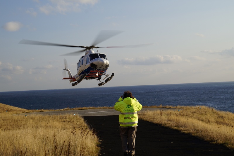 rear view, transportation, real people, färöer, mode of transportation, air vehicle, water, flying, horizon over water, ground staff, land, horizon, day