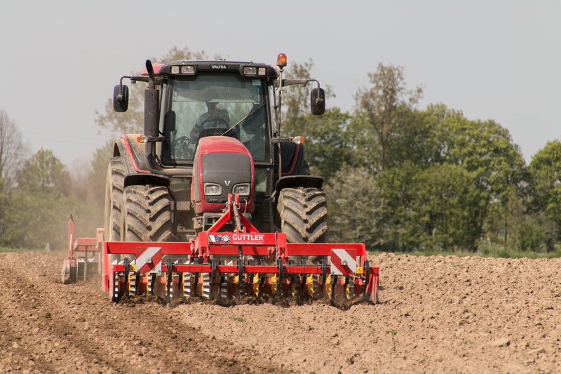 nature, agricultural equipment, traktor, 2K, red, land, working, tractor, dirt, arable farming, agricultural vehicles, land vehicle, harvesting, tree