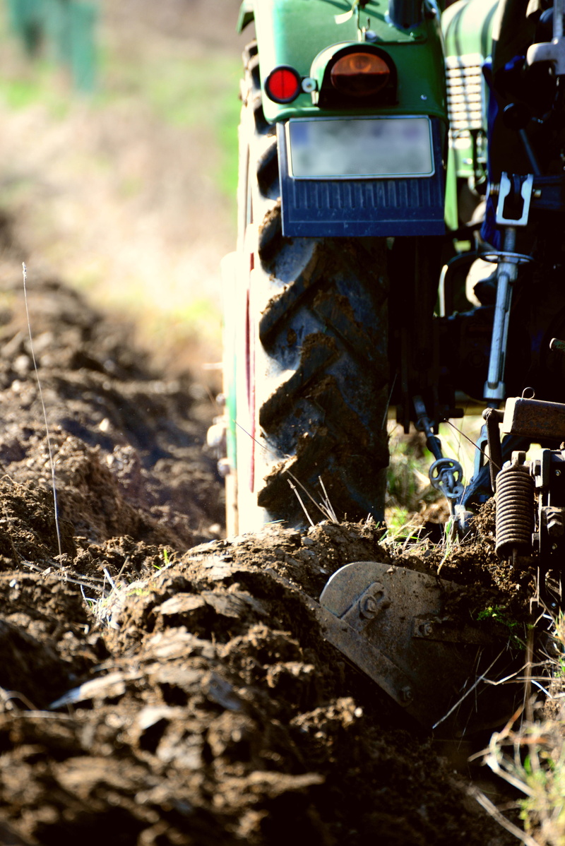 tractor, ackerfurchen, ridge, landtechnik, land vehicle, digging around, transportation, land, machinery, outdoors, selective focus, arable land, ploughing