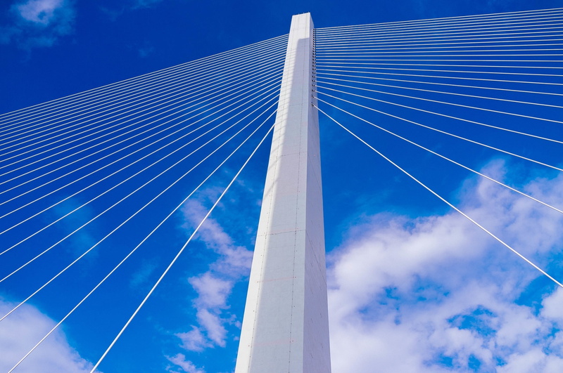 low, photograph, technology, clouds, cables, bridge, city, built structure, angle, transportation, wires, building exterior, steel, no people, 1080P, suspension Bridge