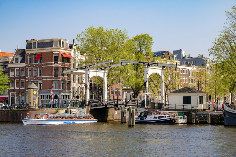 sky, waters, white, bridge - man made structure, cityscape, gondola - traditional boat, nautical vessel, channel, black, outdoors, transportation, bridge