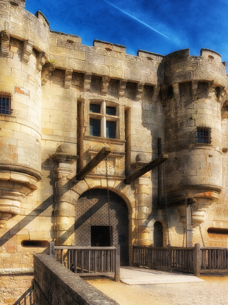 city, dordogne, low angle view, historic, building, castle, building exterior, window, 4K, landmark, sunlight, chateau de hautefort, outdoors, the past