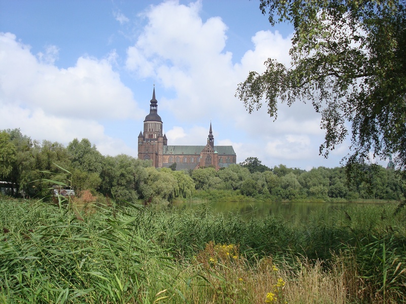 built structure, green color, outdoors, growth, religion, germany, land, 2K, building exterior, belief, stralsund, church, cloud - sky, no people, rügen