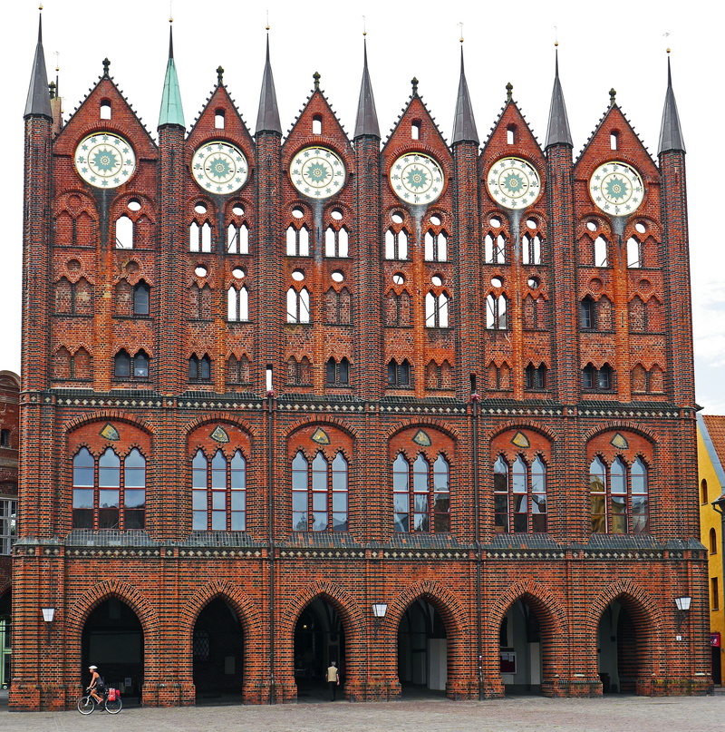 outdoors, clinker, sky, low angle view, built structure, government, history, arch, 2K, window, architecture, gothic style, day, no people, the past, travel destinations