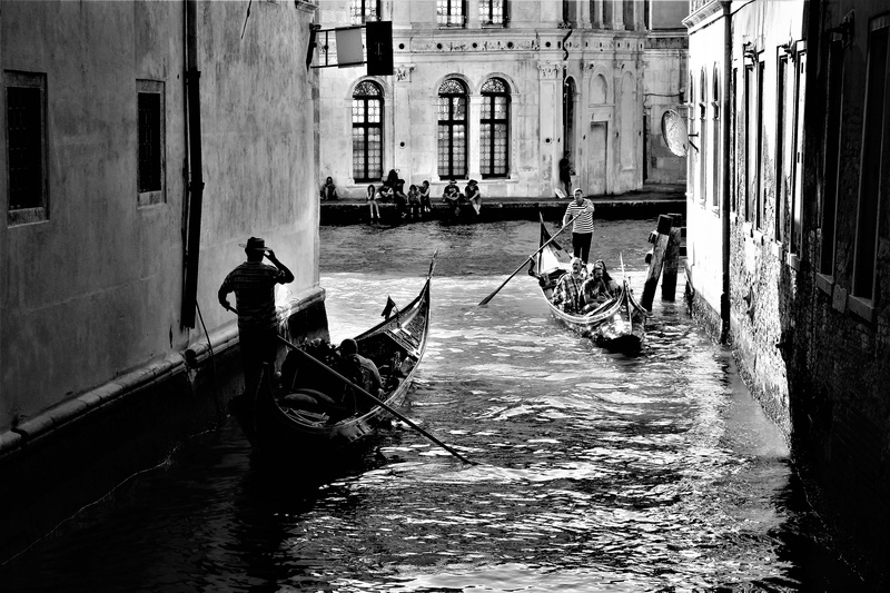 gondoljärer, real people, architecture, evening, grayscale, venice, one person, built structure, person, waterways, canoe, world, mode of transportation