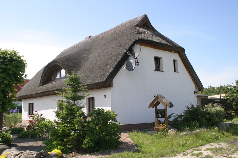 thatched roof, no people, outdoors, building, house, mansion, tree, residential district, sky, built structure, home, day, rügen island, thatched, village