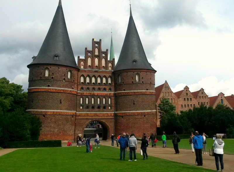 real people, men, landmark, 1080P, lifestyles, large group of people, adult, lübeck, group of people, tourists, built structure, monument, women, outdoors