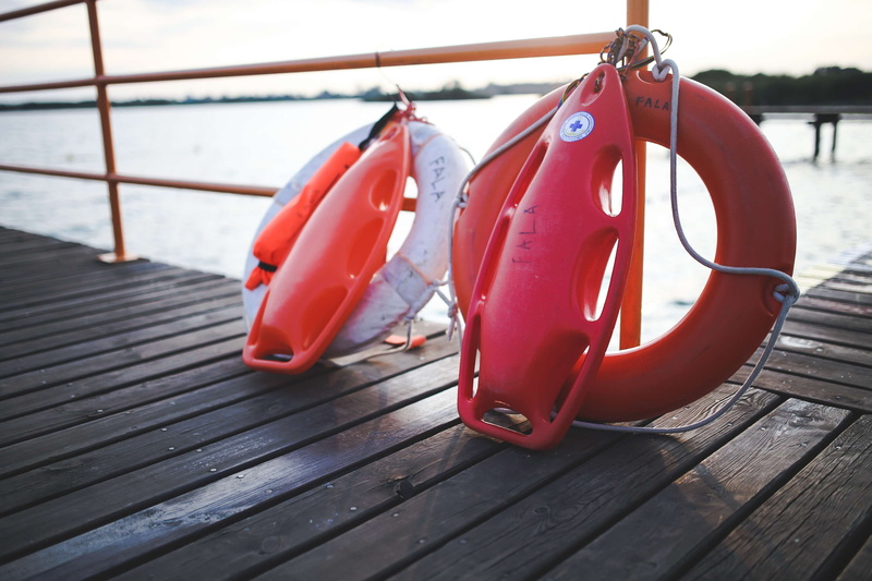 lifesaver, lake, red, protection, close-up, absence, focus on foreground, ocean, dock, ring buoy, nature, pier, safety, no people, 4K, wooden floor, sea