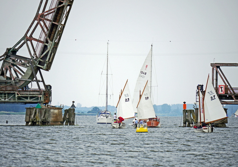 railway bridge, sailing, 4K, mode of transportation, nature, traffic, pole, incidental people, 100 years old, Bascule Bridge, travel, day, transit, linda unis