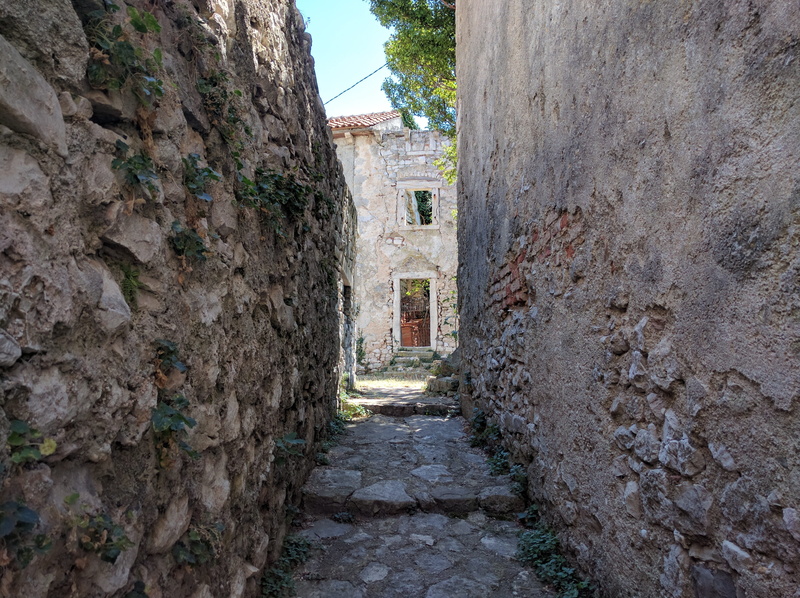 Town, Country, day, plant, staircase, nature, Houses, narrow, no people, outdoors, direction, building, built structure, footpath, Old Town, walls, old