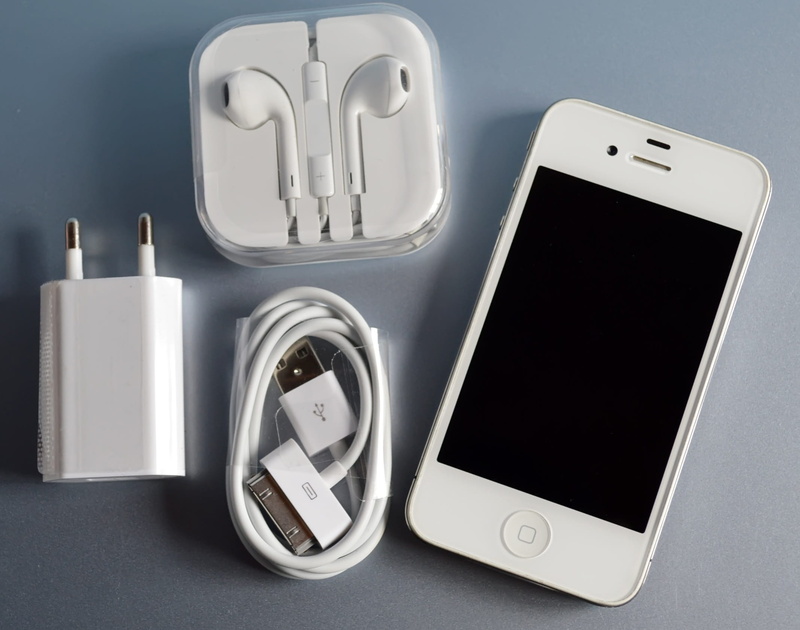 1080P, close-up, electrical equipment, cable, touch screen, studio shot, iphone 4, cut out, no people, smart phone, technology, portability, indoors, screen