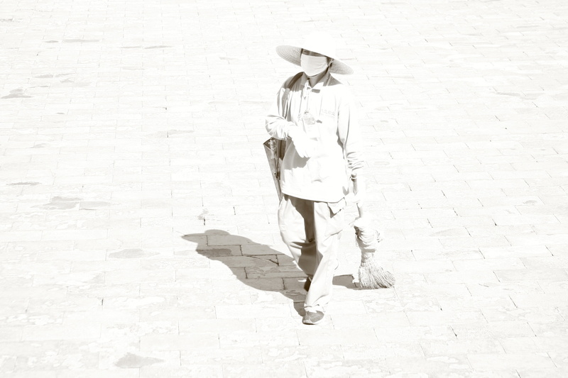 one woman only, cleaning, men, Peking, day, real people, carrying, city, sweep, broom, lifestyles, street, outdoors, to sweep, walking, holding, China