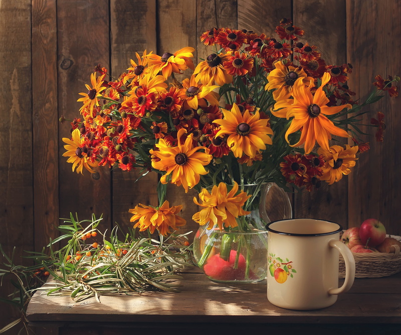 clear, food and drink, vase, 5K, table, flower head, mug, indoors, fragility, bouquet, floral pattern, flowers, still life, orange color, drink, yellow