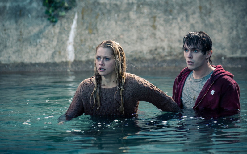 togetherness, lifestyles, adolescence, the film, swimming pool, water, Teresa Palmer, adult, teenager, men, teenage boys, young women, young men, women