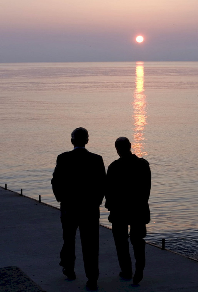 sky, countries, men, world, shadow, standing, leisure activity, sunset, leaders, suit, nature, silhouette, rear view, horizon, lifestyles, president, looking at view