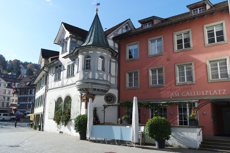 building, day, bay window, nature, residential district, potted plant, entrance, east side, plant, clear sky, arch, window, no people, outdoors, sky, st gallen