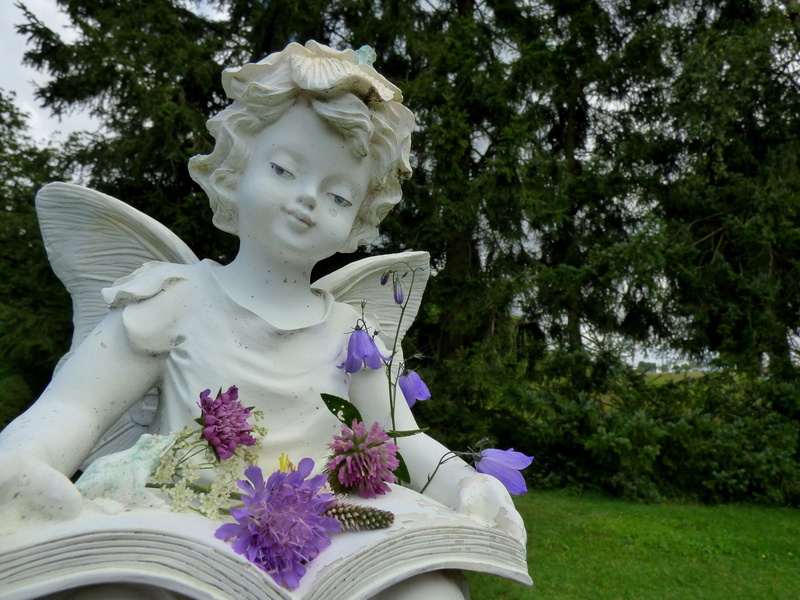 day, representation, 4K, fragility, Statue, read, plant, male likeness, beauty in nature, female likeness, Flowers, flowering plant, purple, park, tree