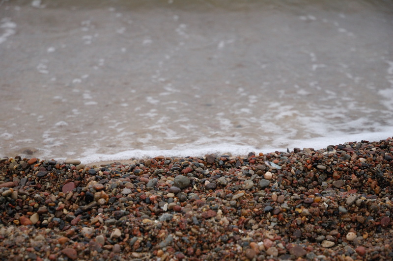 rock, 2K, stone - object, day, stone, aquatic sport, water, selective focus, wave, small, rocks, high angle view, sea, outdoors, pebble, land, surfing