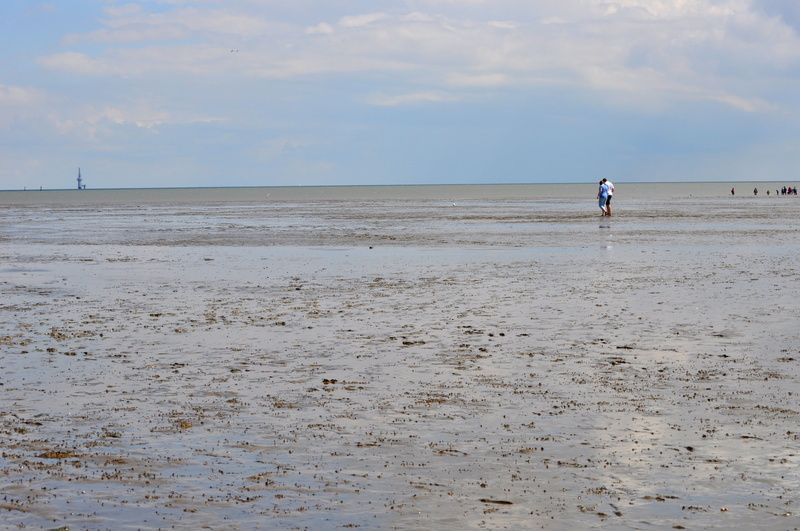 leisure activity, mudflat hiking, sand, beach, one person, full length, day, real people, land, tides, horizon over water, nature, water, cloud - sky, sky